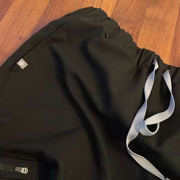Figs Large Black TALII Jogger 20 pocket scrub pant EUC - Picture 9 of 9